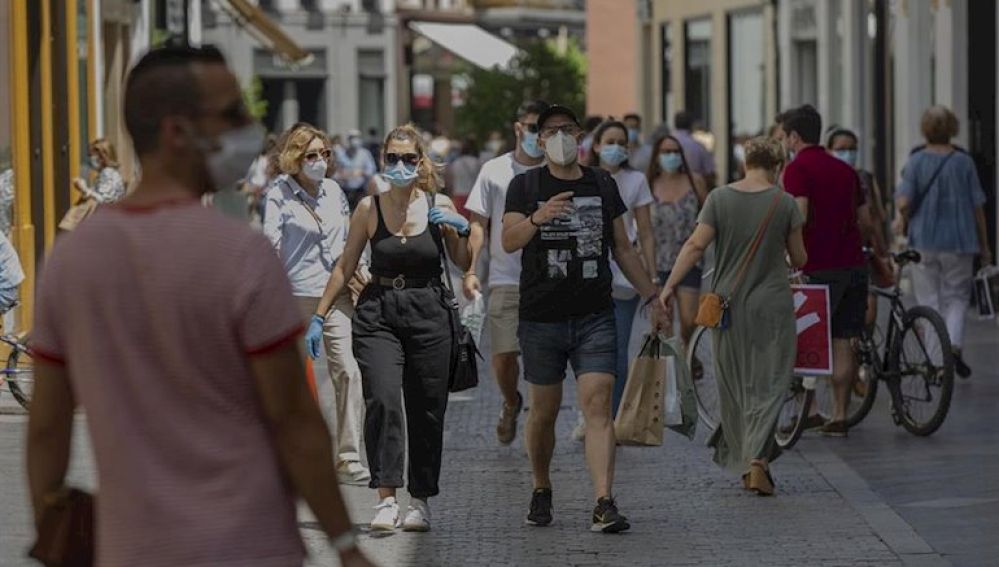 Afluencia de personas en la calle Velázquez durante el quinto día de la fase 2 en Sevilla 