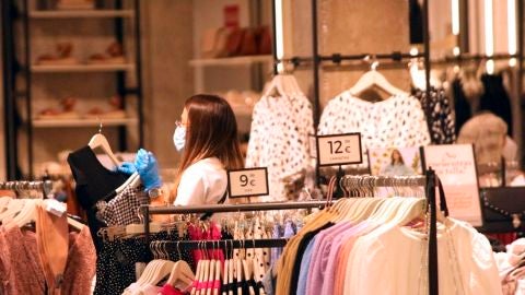 Imagen de archivo de una tienda de ropa