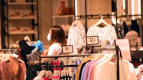 Imagen de archivo de una tienda de ropa Imagen de archivo de una tienda de ropa