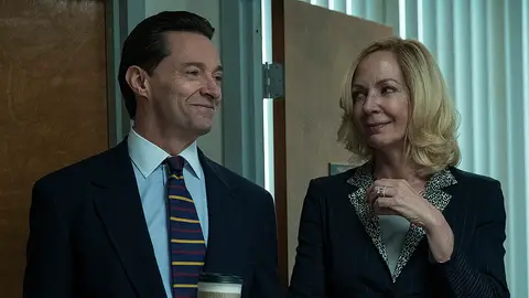 Hugh Jackman y Allison Janney, en un fotograma de la película 'La estafa' Hugh Jackman y Allison Janney, en un fotograma de la película 'La estafa'