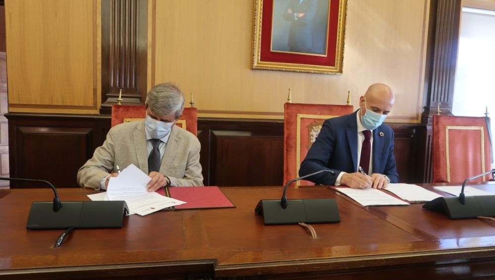 García Marín y Díez en la firma del convenio ULE - Ayuntamiento