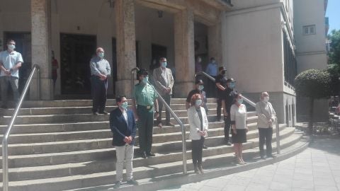 Minuto de silencio que se ha guardado en la escalinata de la Subdelegación del Gobierno Minuto de silencio que se ha guardado en la escalinata de la Subdelegación del Gobierno