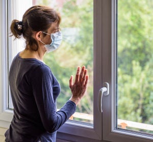 Imagen de una mujer en su casa durante el confinamiento Imagen de una mujer en su casa durante el confinamiento