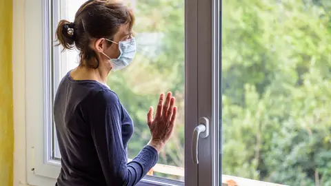 Imagen de una mujer en su casa durante el confinamiento Imagen de una mujer en su casa durante el confinamiento