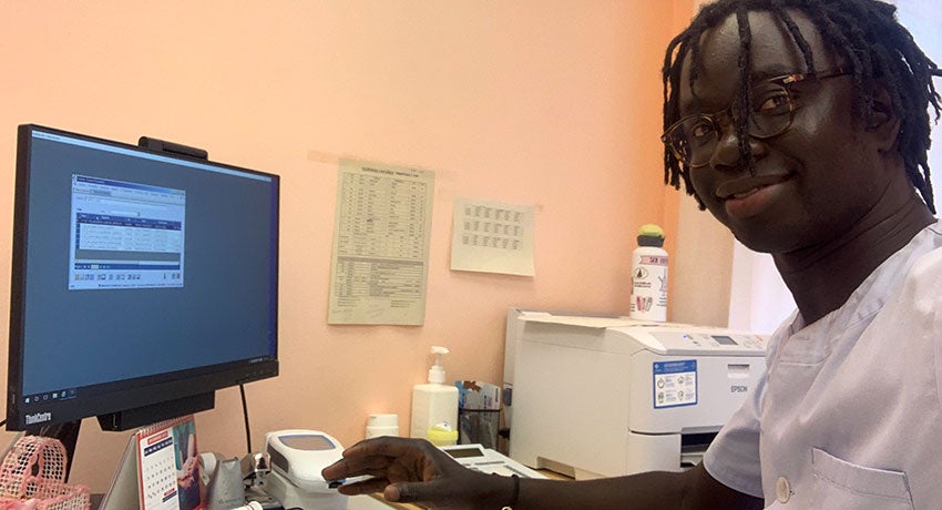 Mbaye Gil, una historia superación y amor por la enfermería Mbaye Gil, una historia superación y amor por la enfermería