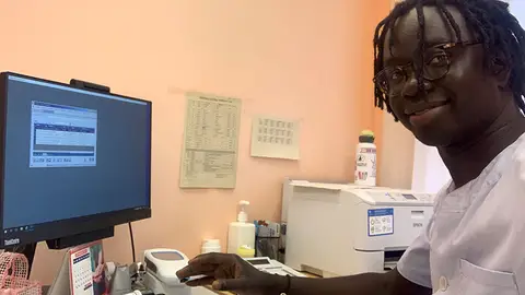 Mbaye Gil historia superación y amor por la enfermería