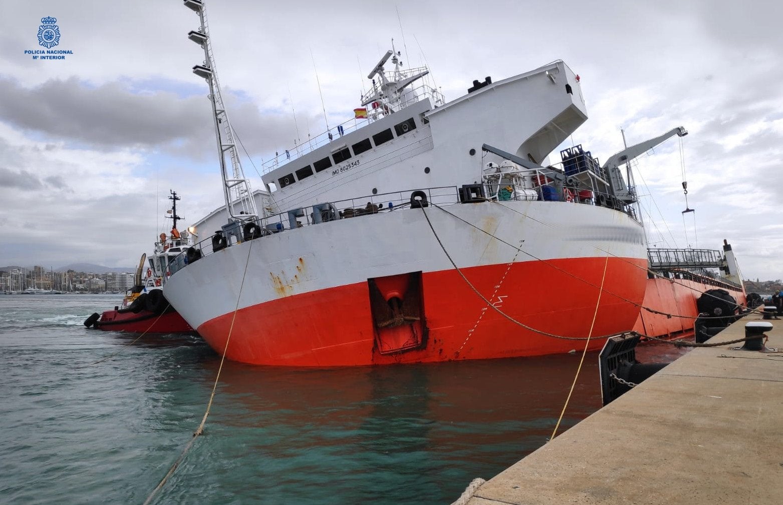 Un buque se hunde parcialmente en el Puerto de Palma tras sufrir un fallo eléctrico mientras descargaba yates Un buque se hunde parcialmente en el Puerto de Palma tras sufrir un fallo eléctrico mientras descargaba yates