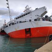 Buque mercante hundido parcialmente en el Puerto de Palma