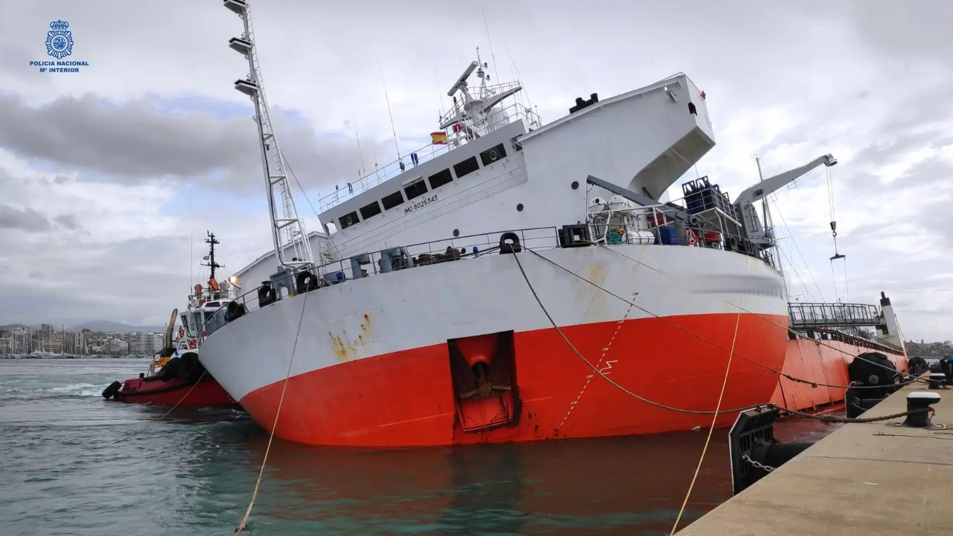 Buque mercante hundido parcialmente en el Puerto de Palma