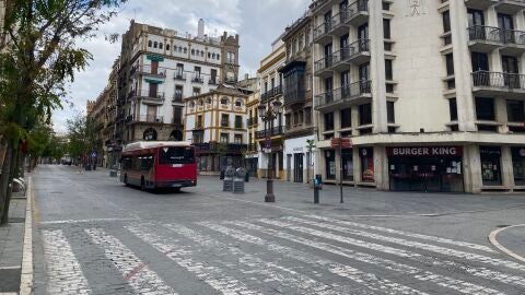 Un autob&uacute;s circulando en marzo por la Campana