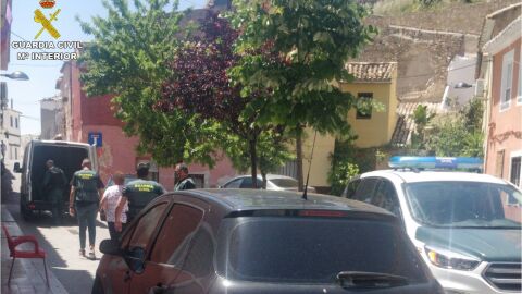 Agentes de la Guardia Civil con uno de los detenidos en Villena.