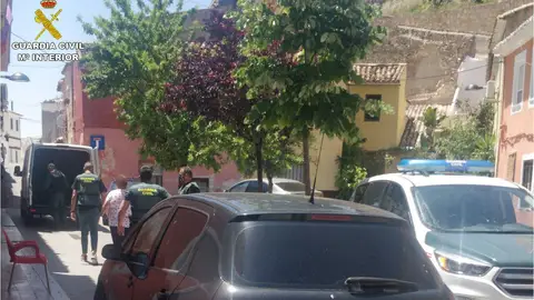 Agentes de la Guardia Civil con uno de los detenidos en Villena. Agentes de la Guardia Civil con uno de los detenidos en Villena.