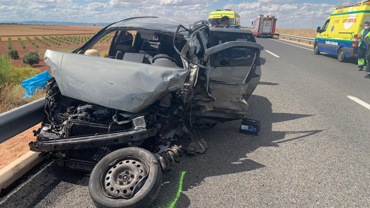 Un fallecido y 5 heridos en una colisión frontal de dos vehículos en  Membrilla | Onda Cero Radio