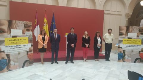 Jos&eacute; Manuel Caballero y miembros del equipo de Gobierno de la Diputaci&oacute;n durante la presentaci&oacute;n del Plan "Activa Ciudad Real"