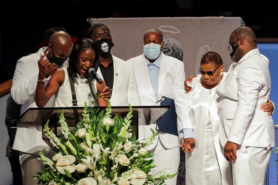 Familiares y amigos despiden a George Floyd en un emotivo funeral: "Él va a cambiar el mundo" Familiares y amigos despiden a George Floyd en un emotivo funeral: "Él va a cambiar el mundo"