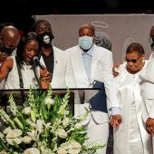 Familiares de George Floyd en su funeral.