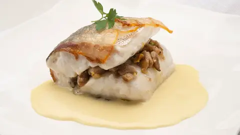 Cocina abierta de Karlos Arguiñano: Merluza rellena de setas y pistachos (Programa 1977) Cocina abierta de Karlos Arguiñano: Merluza rellena de setas y pistachos (Programa 1977)