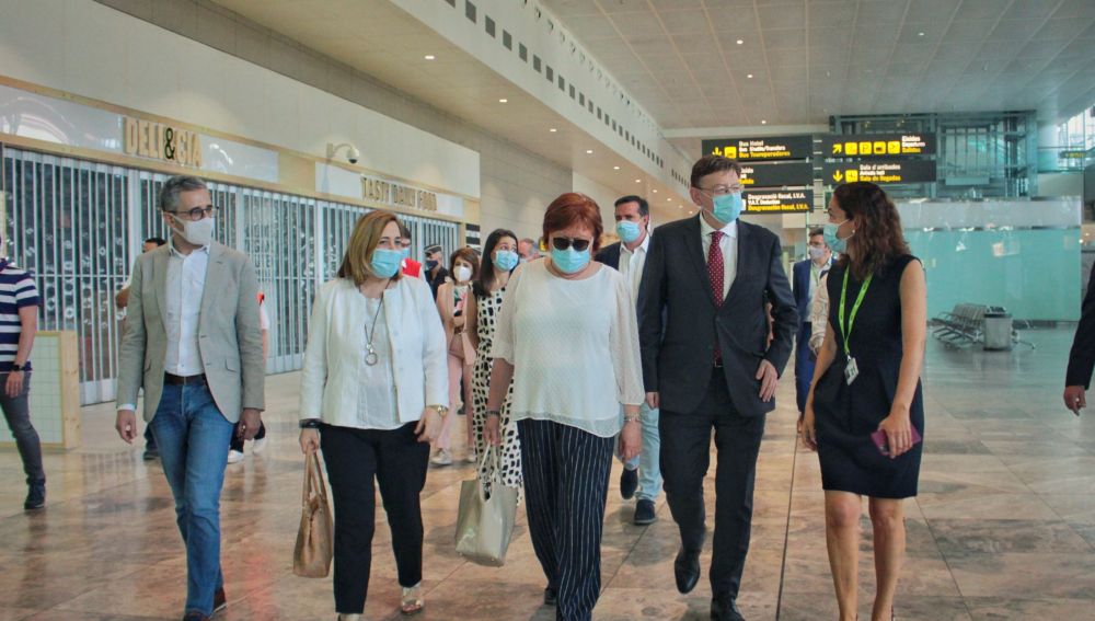 Ximo Puig en el Aeropuerto Alicante-Elche.