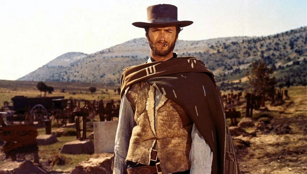 El actor y director Clint Eastwood, en un fotograma de 'Por un puñado de dólares'