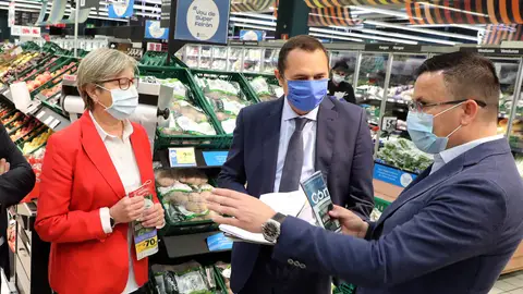 Os conselleiros do Medio Rural e do Mar achegáronse ao hipermercado Eroski de Noia para comprobar a implantación da campaña de posta en valor destes produtos Os conselleiros do Medio Rural e do Mar achegáronse ao hipermercado Eroski de Noia para comprobar a implantación da campaña de posta en valor destes produtos