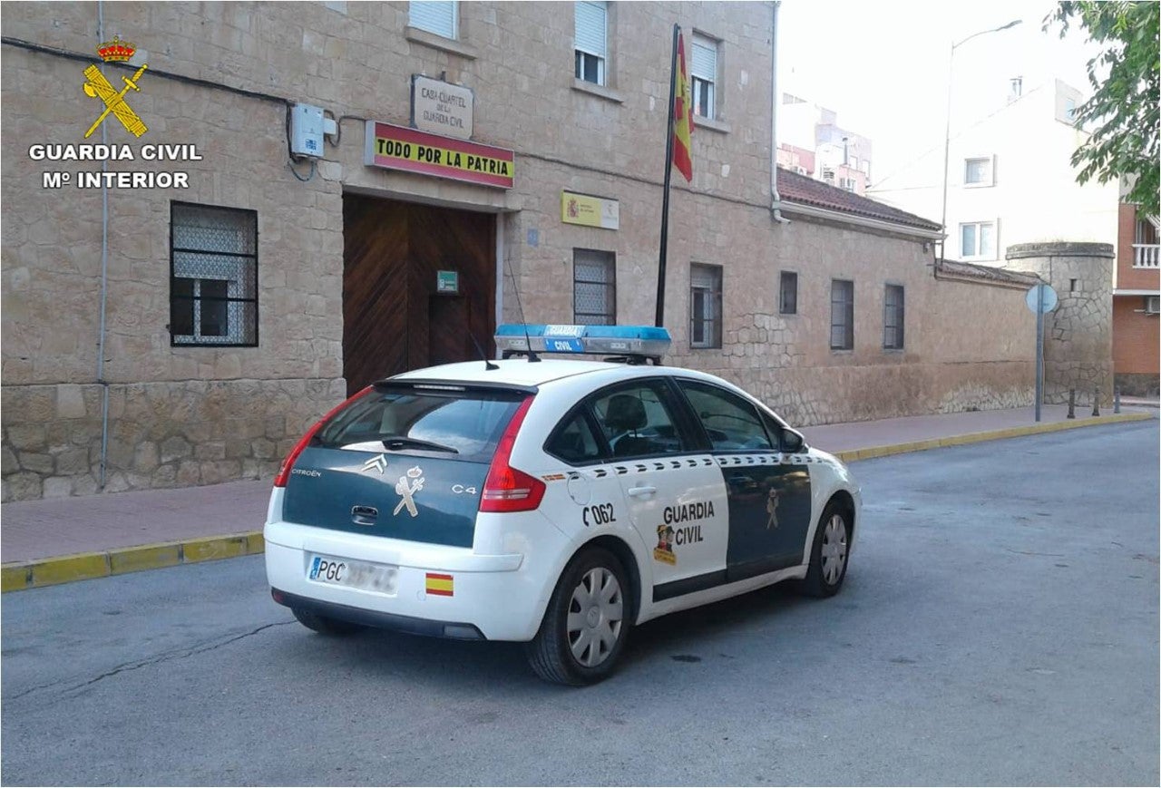 La Guardia Civil detiene en Monóvar a tres personas por dar una paliza a un joven para robarle un reloj La Guardia Civil detiene en Monóvar a tres personas por dar una paliza a un joven para robarle un reloj