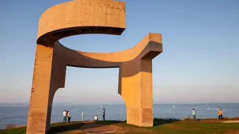 El 'Elogio del Horizonte', la obra de Eduardo Chillida, cumple 30 años Gijón. Cerro de Santa Catalina