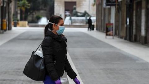 Imagen de una mujer con mascarilla por Extremadura