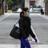 Imagen de una mujer con mascarilla por Extremadura Imagen de una mujer con mascarilla por Extremadura