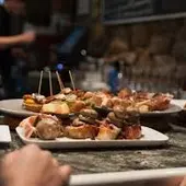 Tapas en la barra de un bar Tapas en la barra de un bar