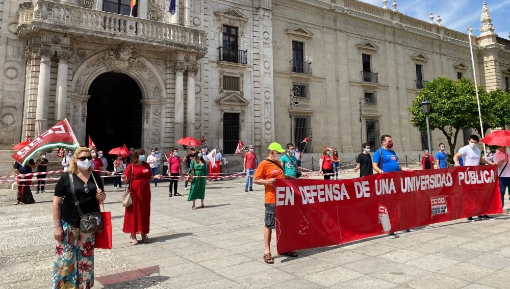 Protesta contra los recortes en el Rectorado de la Universidad de Sevilla