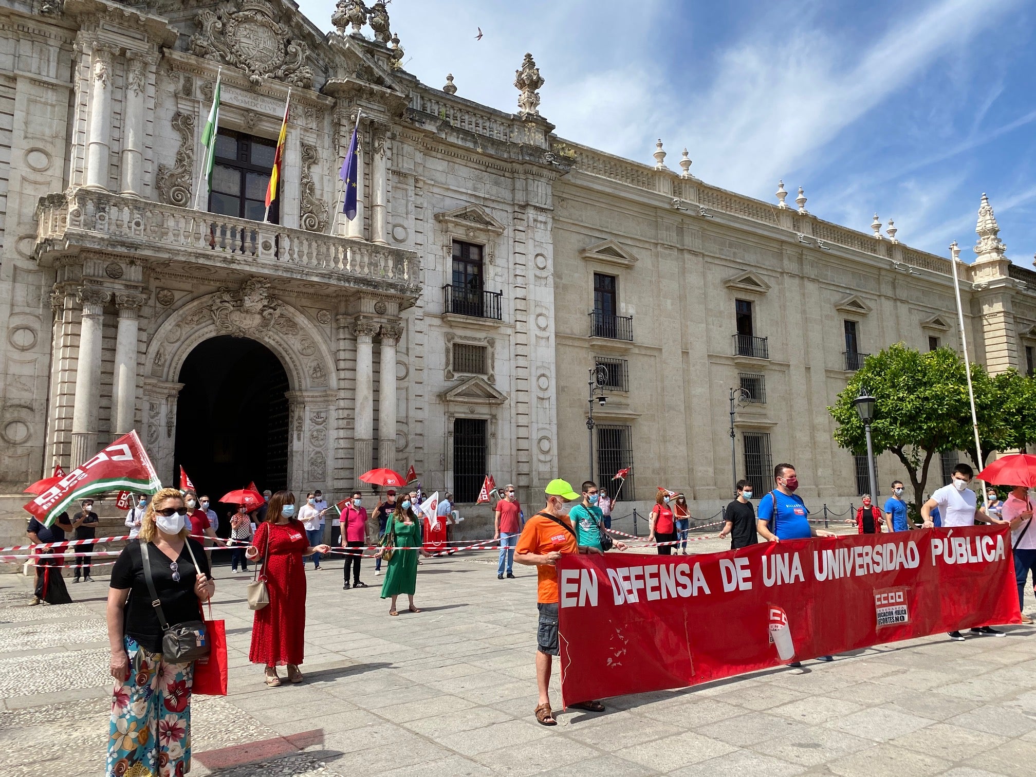 Los sindicatos se concentran para denunciar el recorte de 135 millones en las universidades públicas andaluzas, pero la Junta lo niega Los sindicatos se concentran para denunciar el recorte de 135 millones en las universidades públicas andaluzas, pero la Junta lo niega