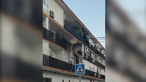 Una mujer muerta y un herido en una explosión en un edificio de Torre del Mar, Málaga Una mujer muerta y un herido en una explosión en un edificio de Torre del Mar, Málaga