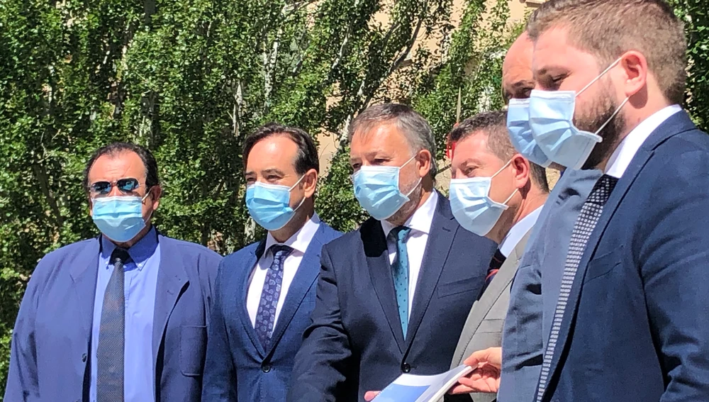 En la firma del protocolo entre la Junta y el Ayuntamiento ha estado el líder de Cuenca nos Une, Isidoro Gómez Cavero (izq) En la firma del protocolo entre la Junta y el Ayuntamiento ha estado el líder de Cuenca nos Une, Isidoro Gómez Cavero (izq)