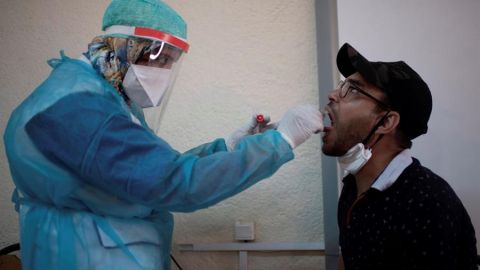 Un sanitario realiza un test del covid-19