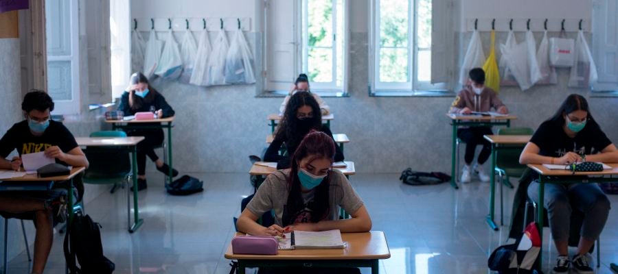 Alumnos y alumnas de segundo de bachillerato asisten a clase en las aulas de un colegio de Ourense Alumnos y alumnas de segundo de bachillerato asisten a clase en las aulas de un colegio de Ourense