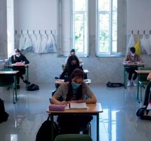 Alumnos y alumnas de segundo de bachillerato asisten a clase en las aulas de un colegio de Ourense Alumnos y alumnas de segundo de bachillerato asisten a clase en las aulas de un colegio de Ourense