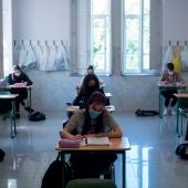 Alumnos y alumnas de segundo de bachillerato asisten a clase en las aulas de un colegio de Ourense