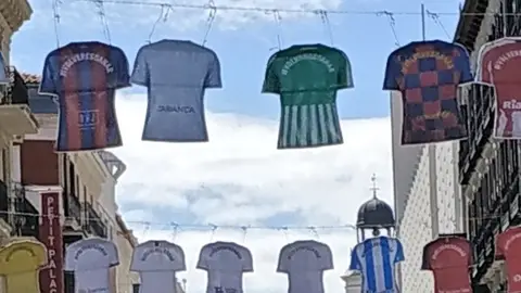 Calle preciados se viste con las camisetas de primera división Calle preciados se viste con las camisetas de primera división