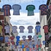 Calle preciados se viste con las camisetas de primera división