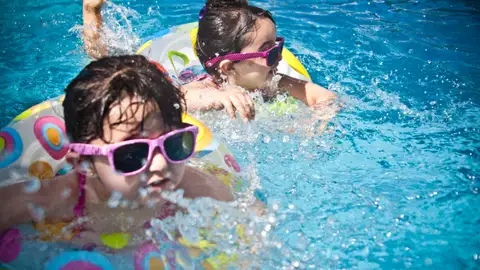 Los farmacéuticos recuerdan las medidas preventivas para playas y piscinas en buenas manos