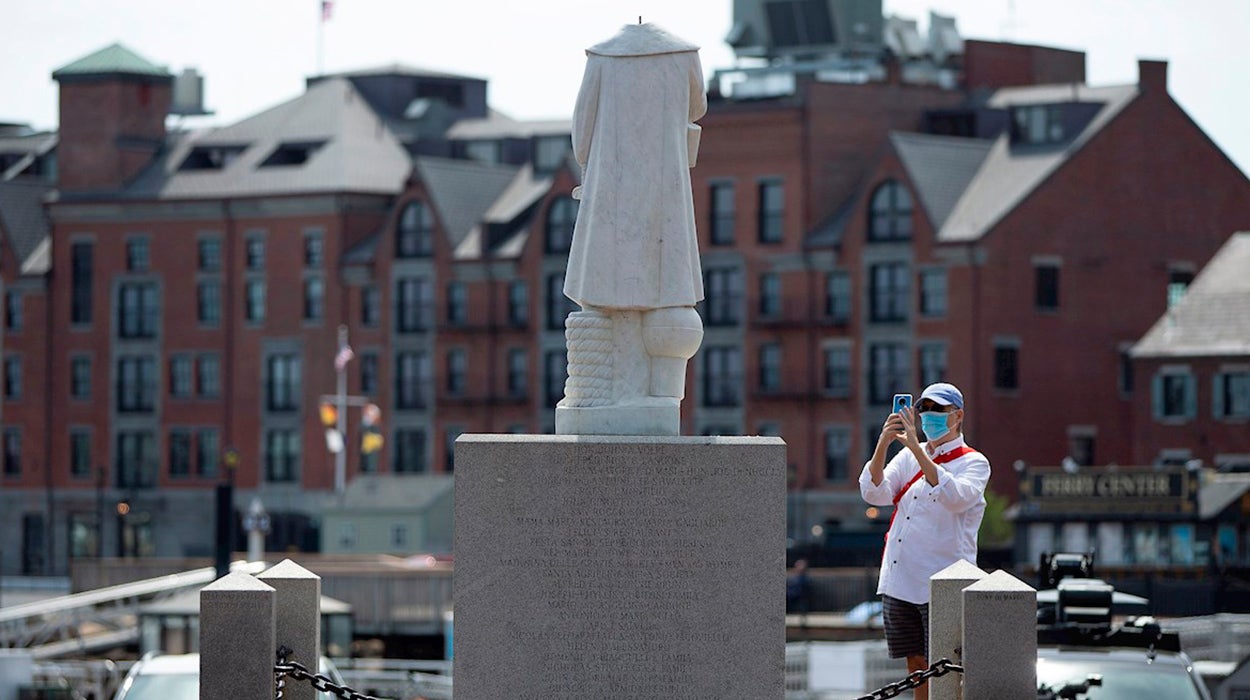 Atacan en EEUU dos estatuas de Cristóbal Colón en medio de protestas raciales Atacan en EEUU dos estatuas de Cristóbal Colón en medio de protestas raciales