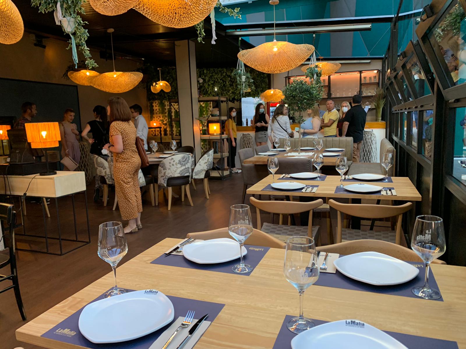 'La Mafia se sienta a la mesa' abre en el Centro Comercial Gran Vía 'La Mafia se sienta a la mesa' abre en el Centro Comercial Gran Vía