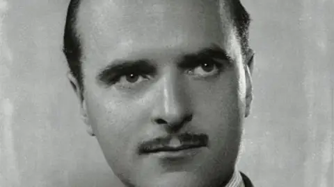 Ángel Sanz Briz Ángel Sanz Briz salvó en 1944 a más de 5.000 judíos en Budapest.