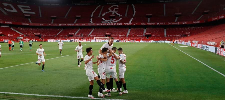 Los jugadores del Sevilla celebran el primer gol ante el Betis Los jugadores del Sevilla celebran el primer gol ante el Betis