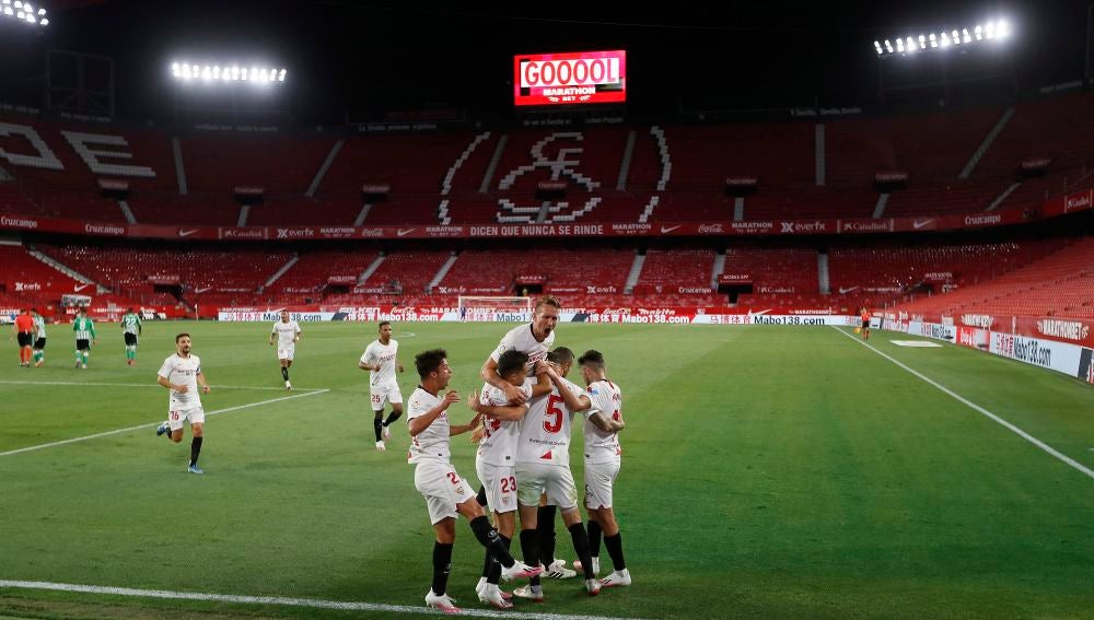 Los jugadores del Sevilla celebran el primer gol ante el Betis