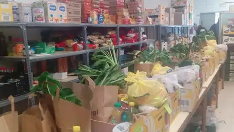 Cáritas entrega sobretodo alimentos Cáritas entrega sobretodo alimentos