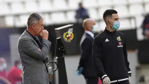 Lucas Alcaraz, en la banda técnica durante el partido del Albacete. Lucas Alcaraz, en la banda técnica durante el partido del Albacete.