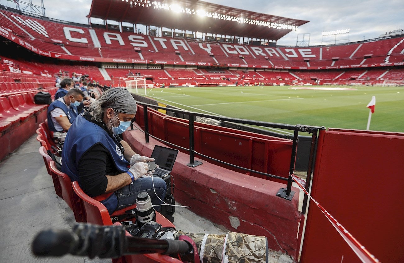 Vuelve el fútbol pero ¿cómo se vive sin público, sin contacto y con distancia de seguridad? Vuelve el fútbol pero ¿cómo se vive sin público, sin contacto y con distancia de seguridad?