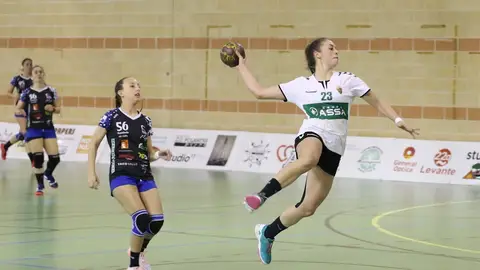 La franjiverde Paula Arcos, en un lanzamiento a portería contra una de las defensoras del Elda Prestigio. La franjiverde Paula Arcos, en un lanzamiento a portería contra una de las defensoras del Elda Prestigio.