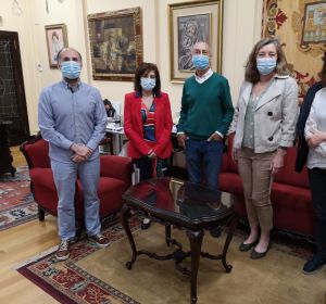 Gonzalo Pérez Jácome, Eugenia Díaz Abella, Felipe Ferreiro, Sofía García-Iturri (secretaria provincial de Cruz Vermella) e Marisa López (coordinadora provincial). Gonzalo Pérez Jácome, Eugenia Díaz Abella, Felipe Ferreiro, Sofía García-Iturri (secretaria provincial de Cruz Vermella) e Marisa López (coordinadora provincial).